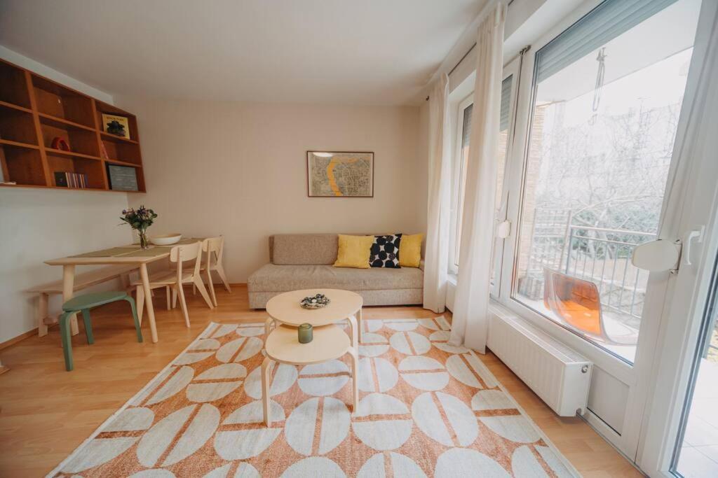 Orangehomes One Bedroom Art Apartment Будапеща Екстериор снимка